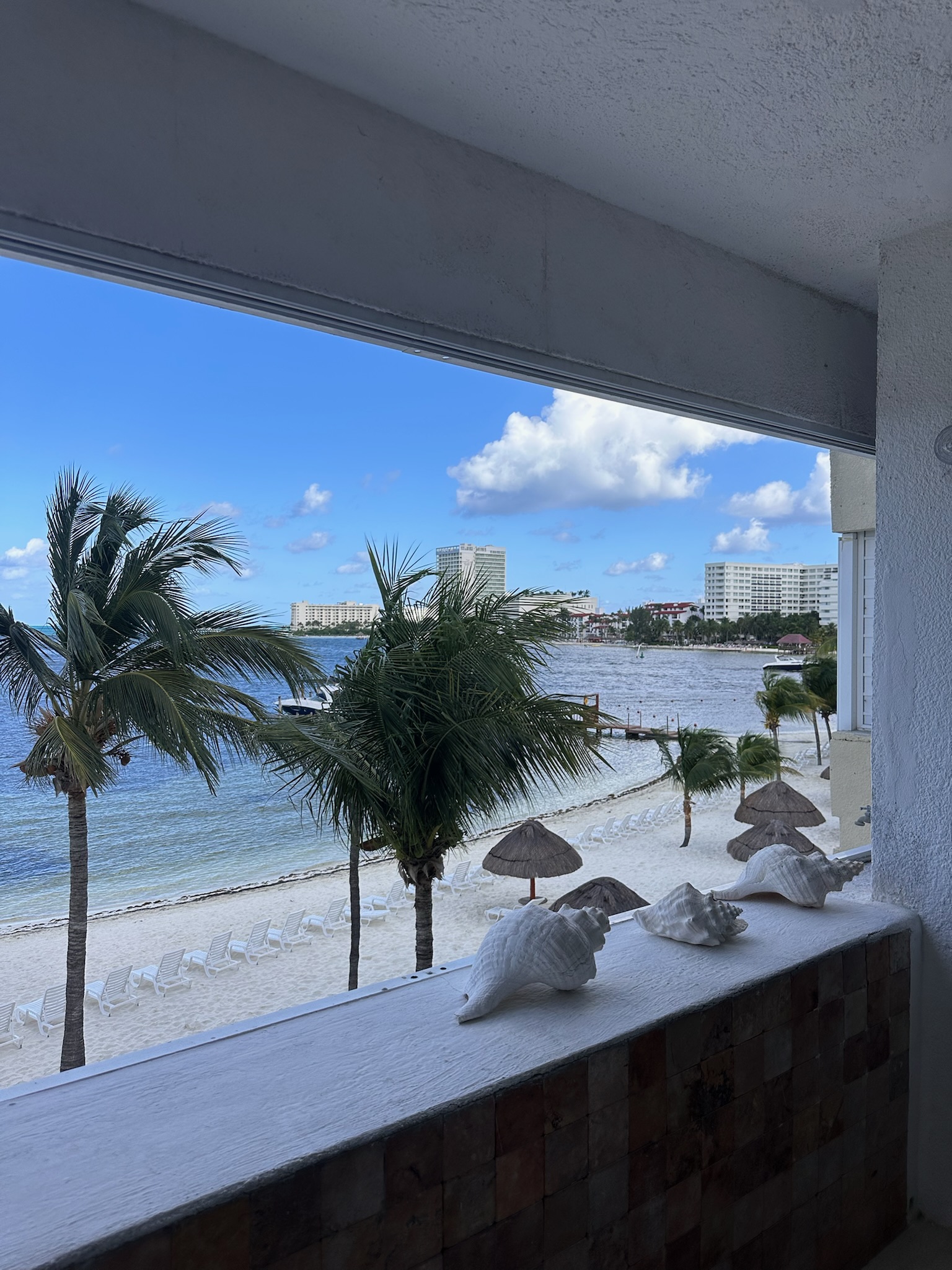Habitación principal con vista e iluminación natural - Departamento BellaMar Cancún
