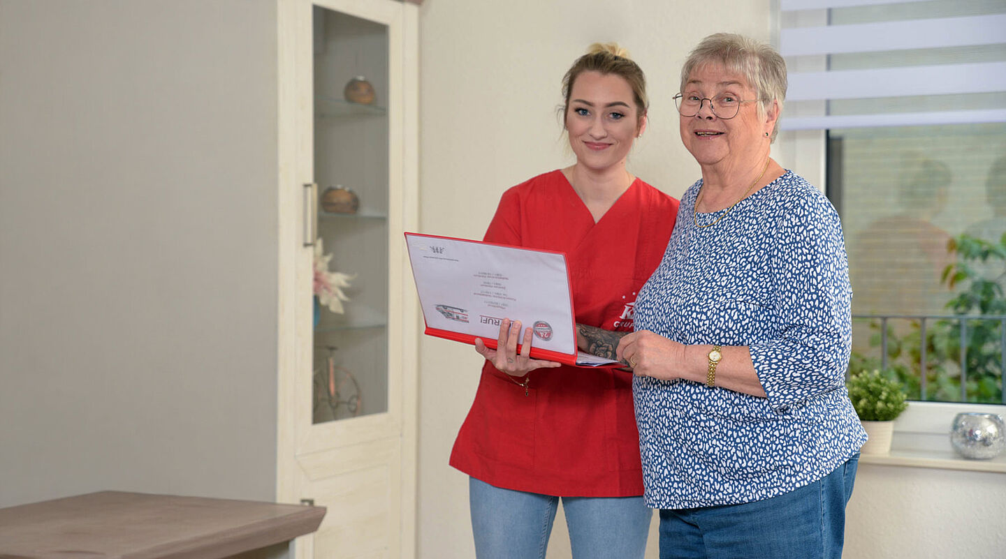 K&S Pflegefachkraft berät eine Seniorin zuhause in Holzwickede