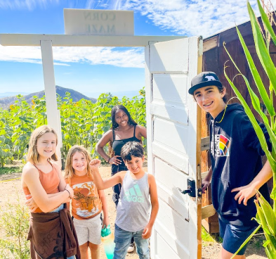 Ellemercito Students looking through a door