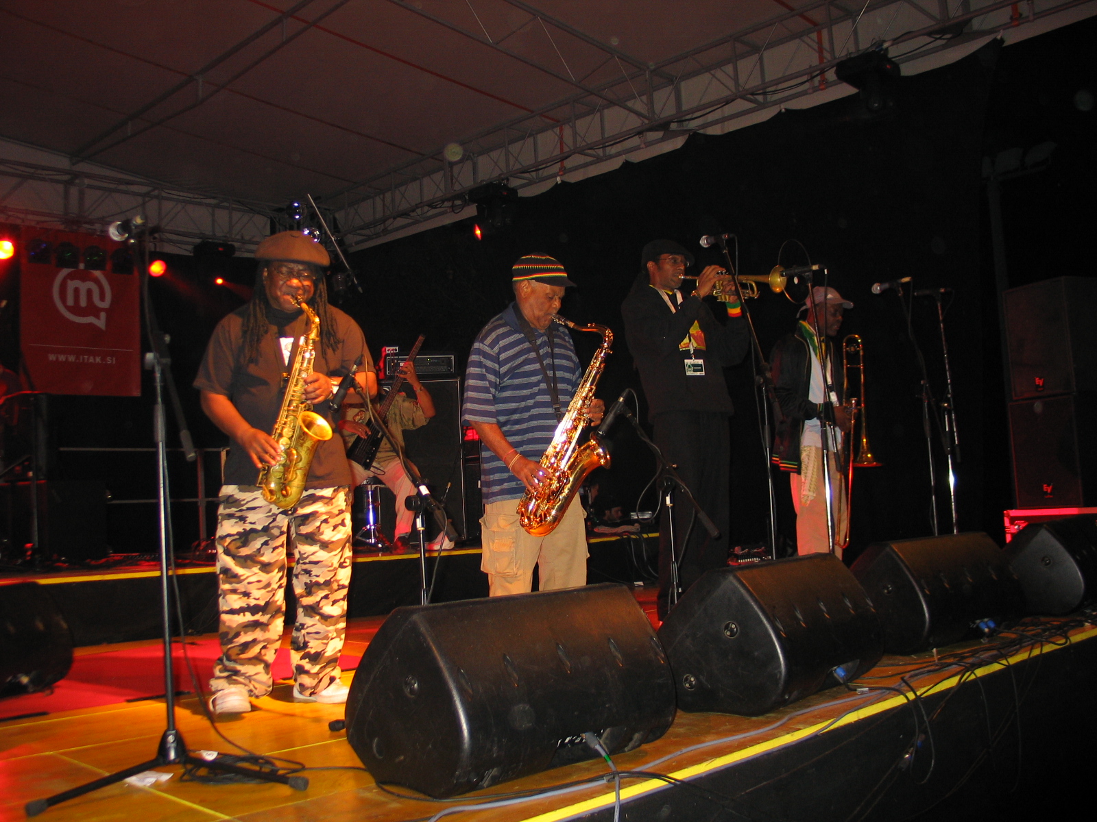 La section de cuivres des Skatalites en concert
