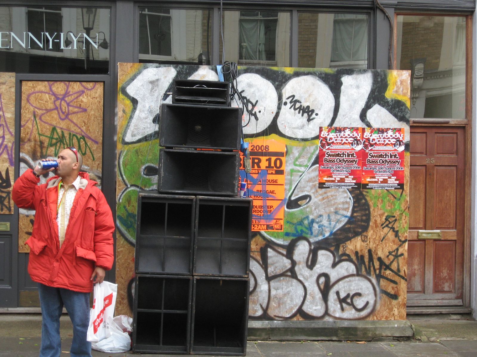 Colonne d'enceintes d'un sound system de rue
