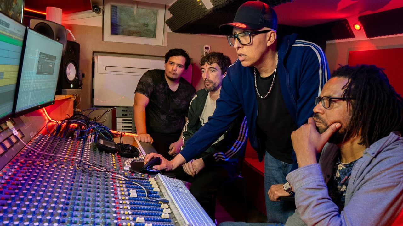 Le groupe autour de la console