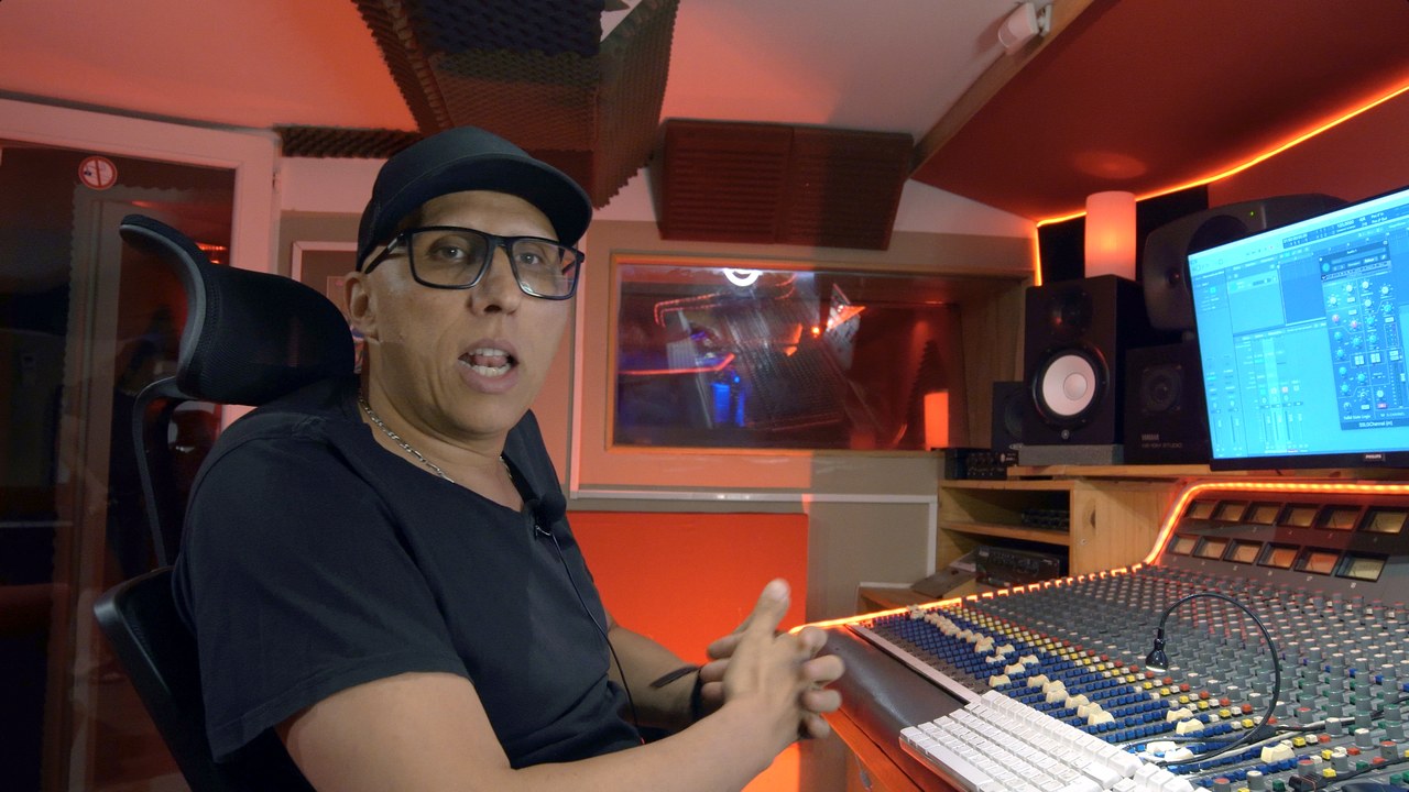 Asha D à la console avec des stagiaires