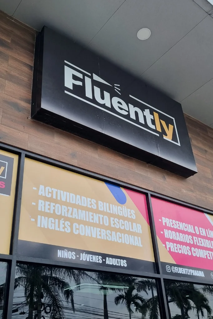 Salón de clases en Fluently Costa Verde