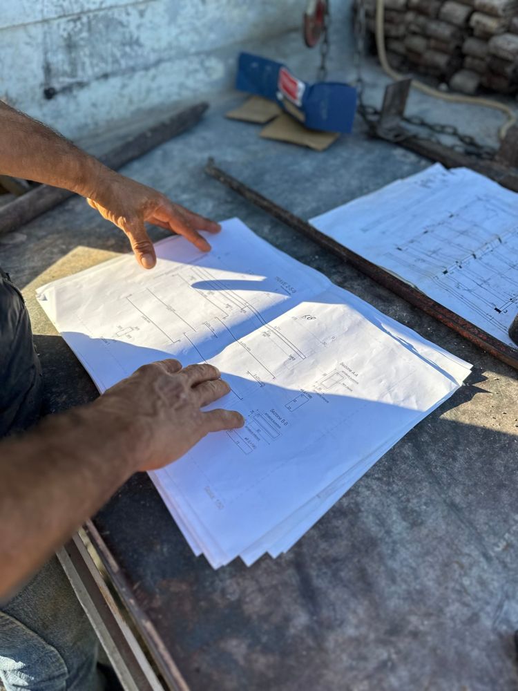 Contratista revisando planos en la obra
