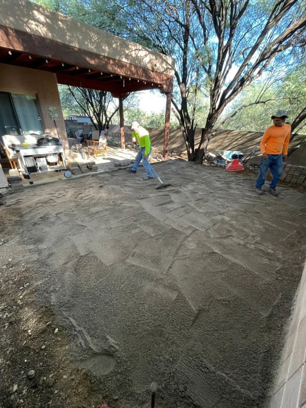 Cuadrilla preparando la base de un patio