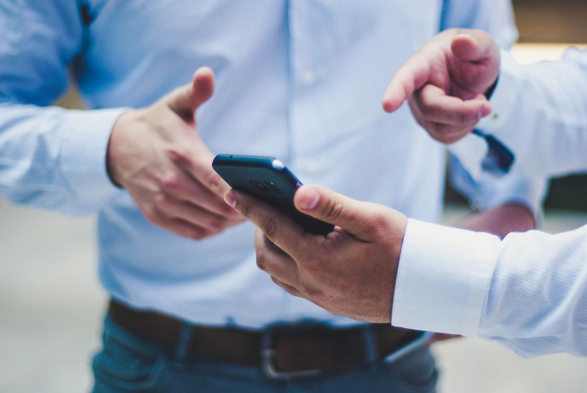 Customer texting a local business from their smartphone