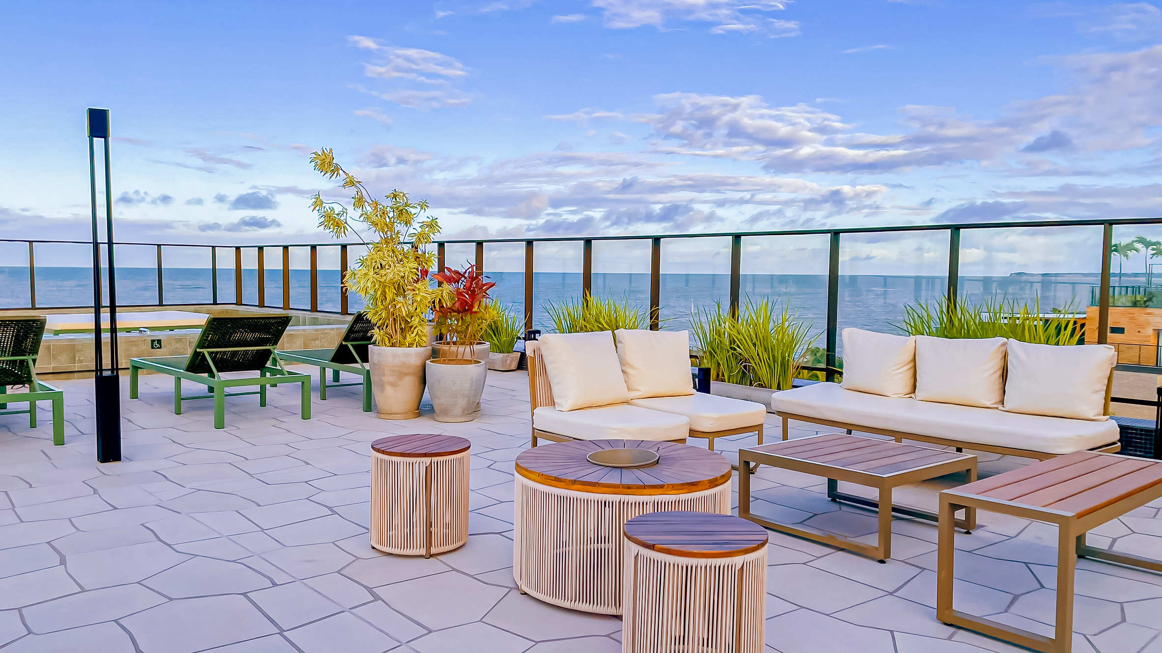 Rooftop lounge frente mar