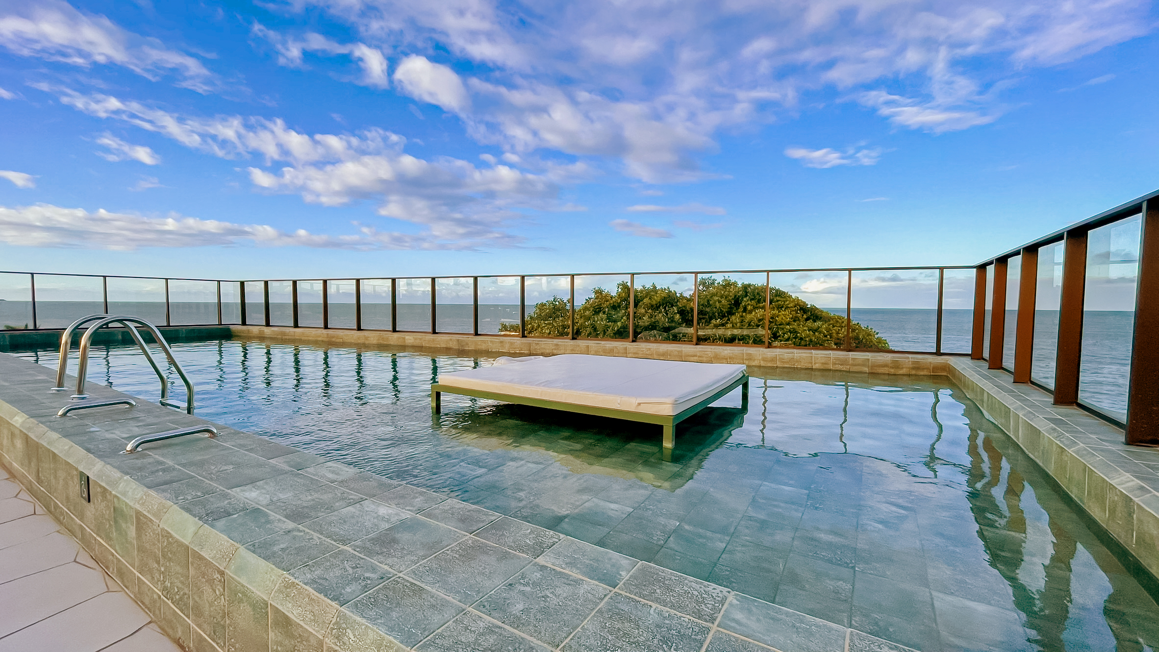 Get Sense, piscina com cama flutuante