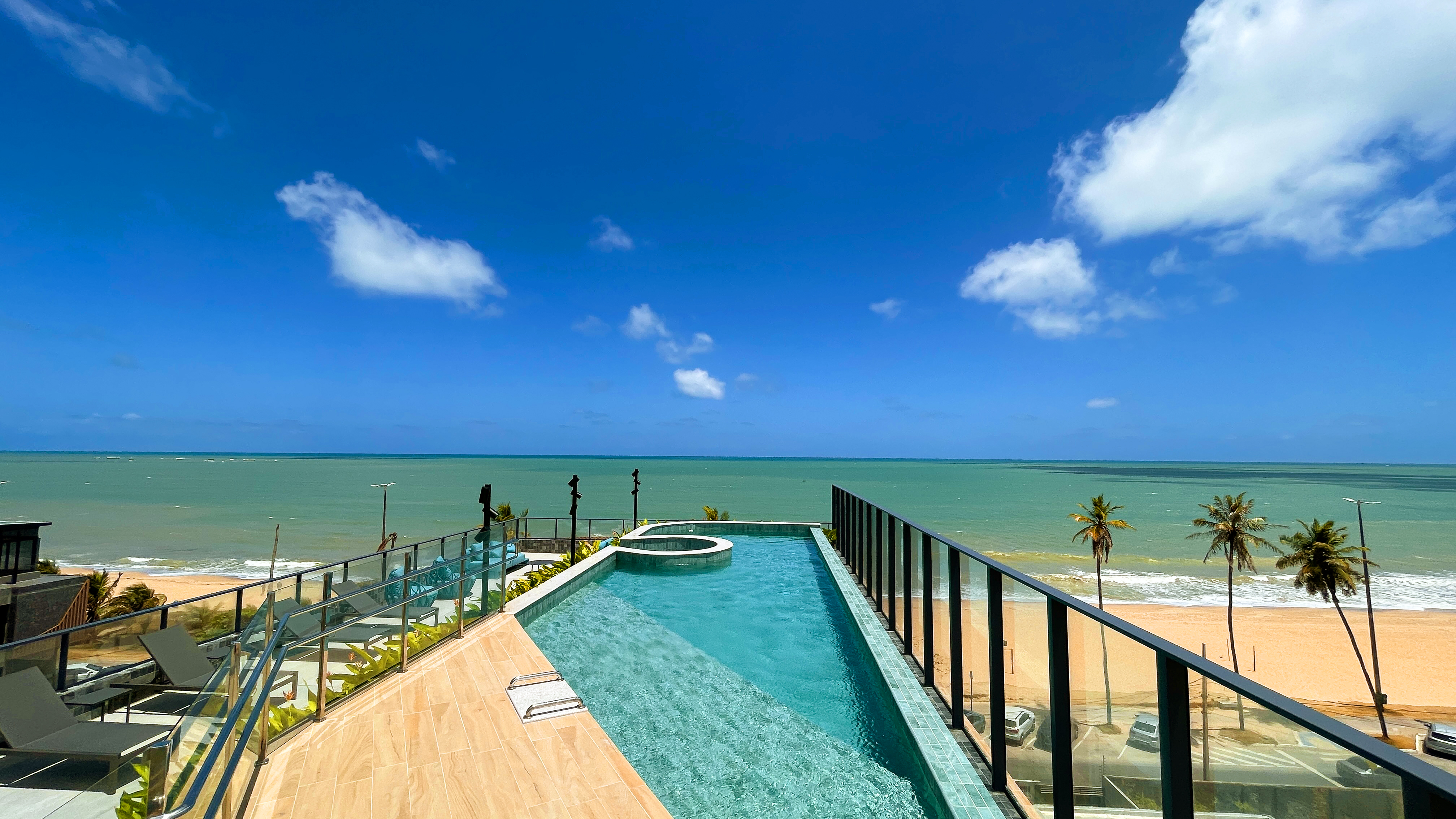 Piscina retangular borda mar