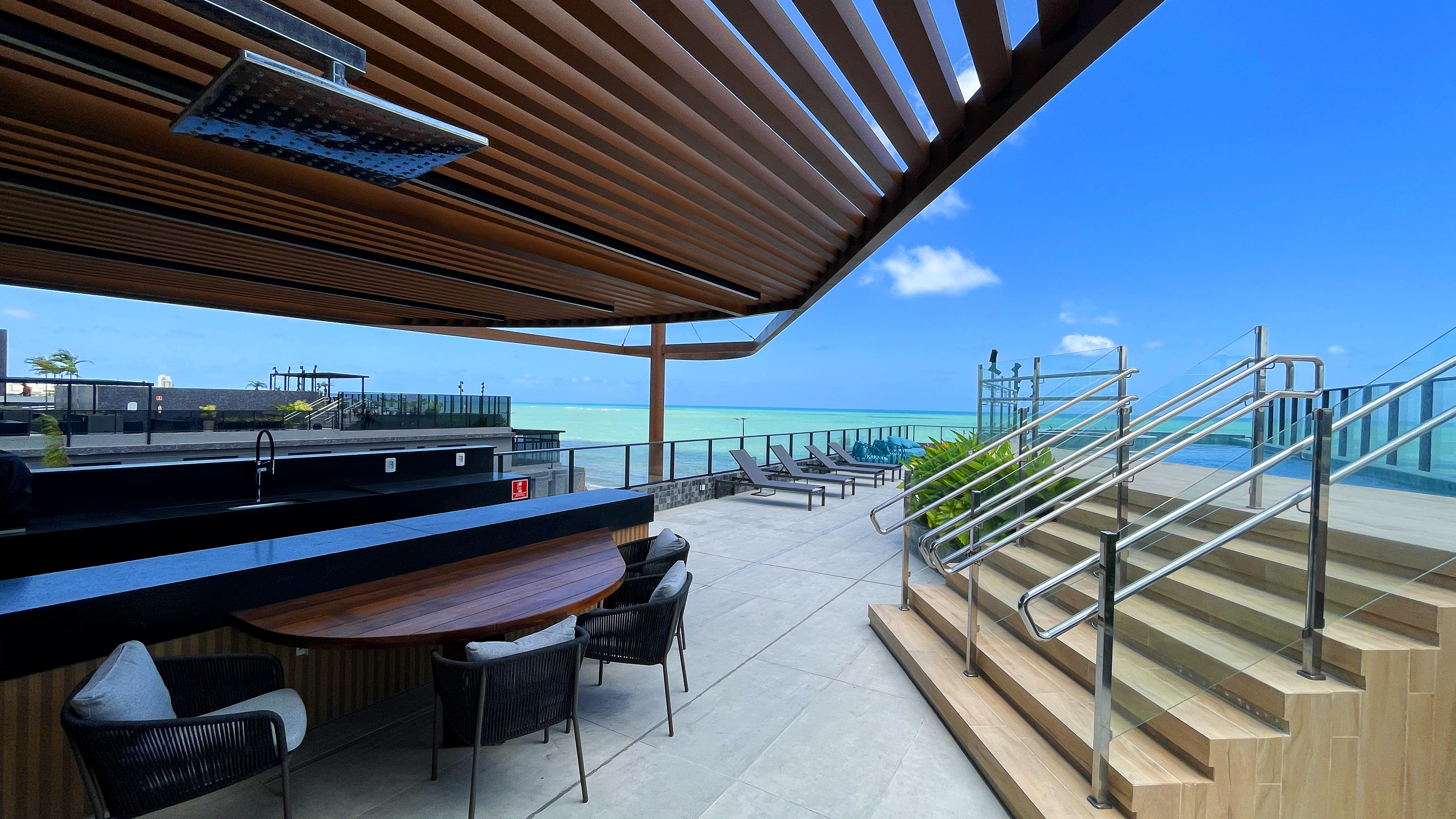 Bar gourmet rooftop com pergola