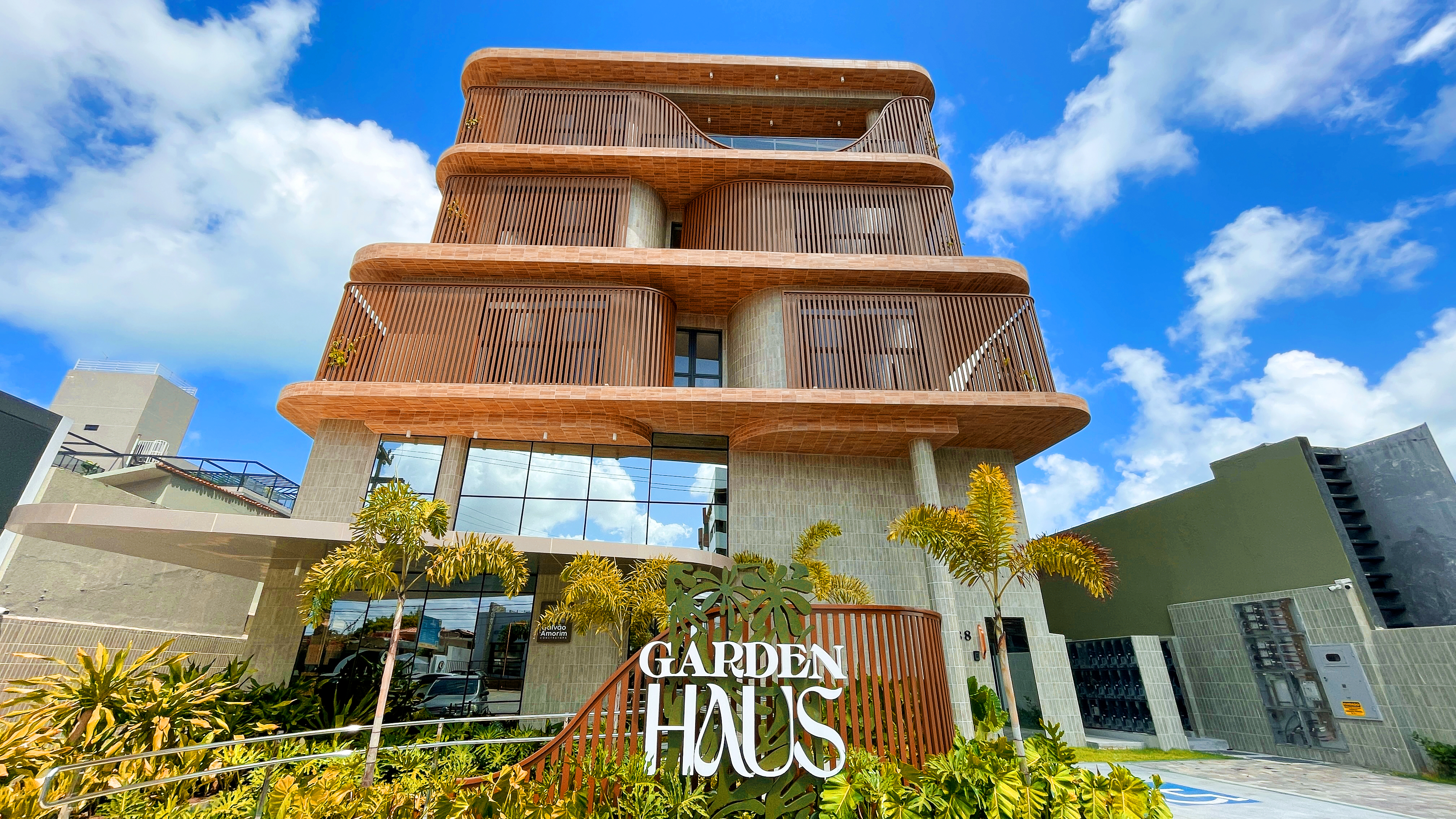Garden Haus, fachada com letreiro