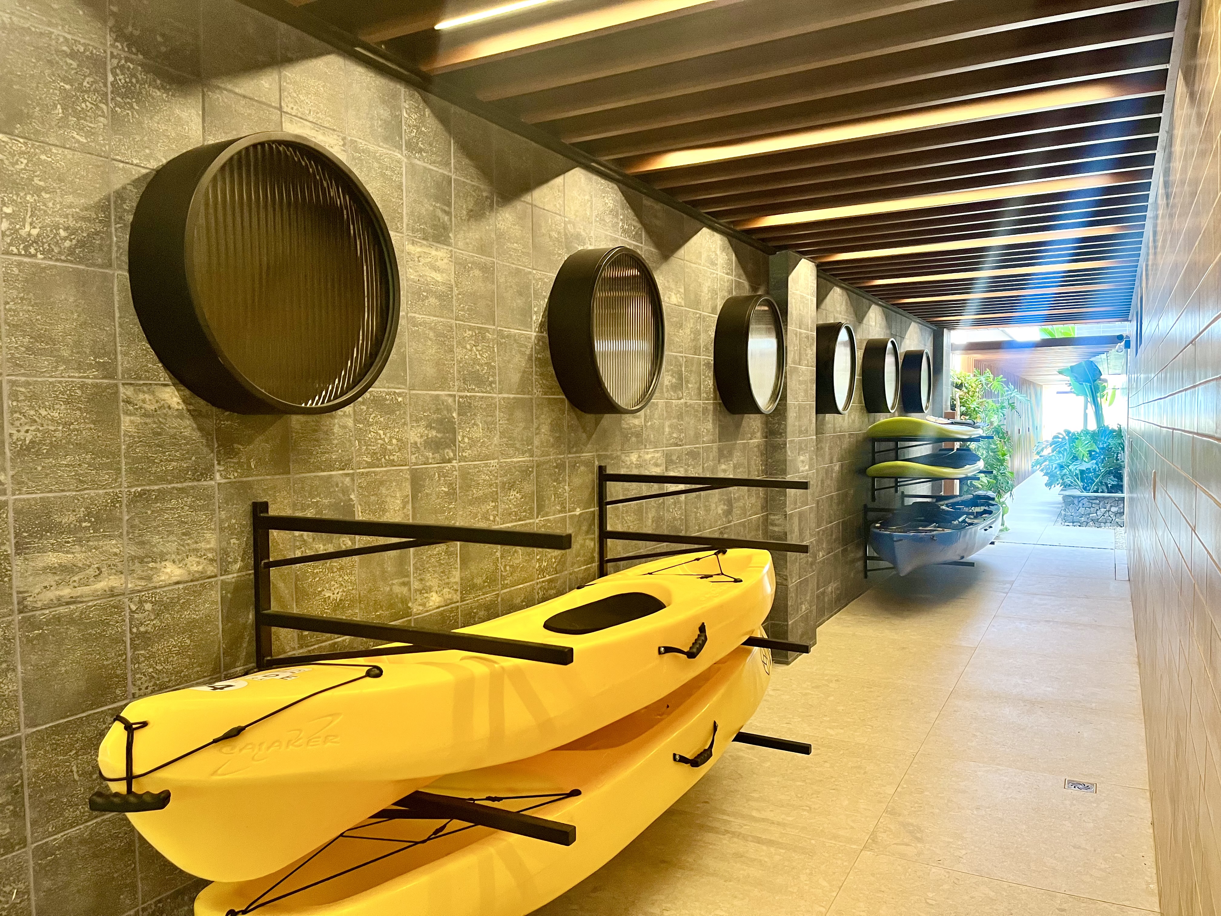 Espaço para caiaques e SUPs com janelas estilo escotilha