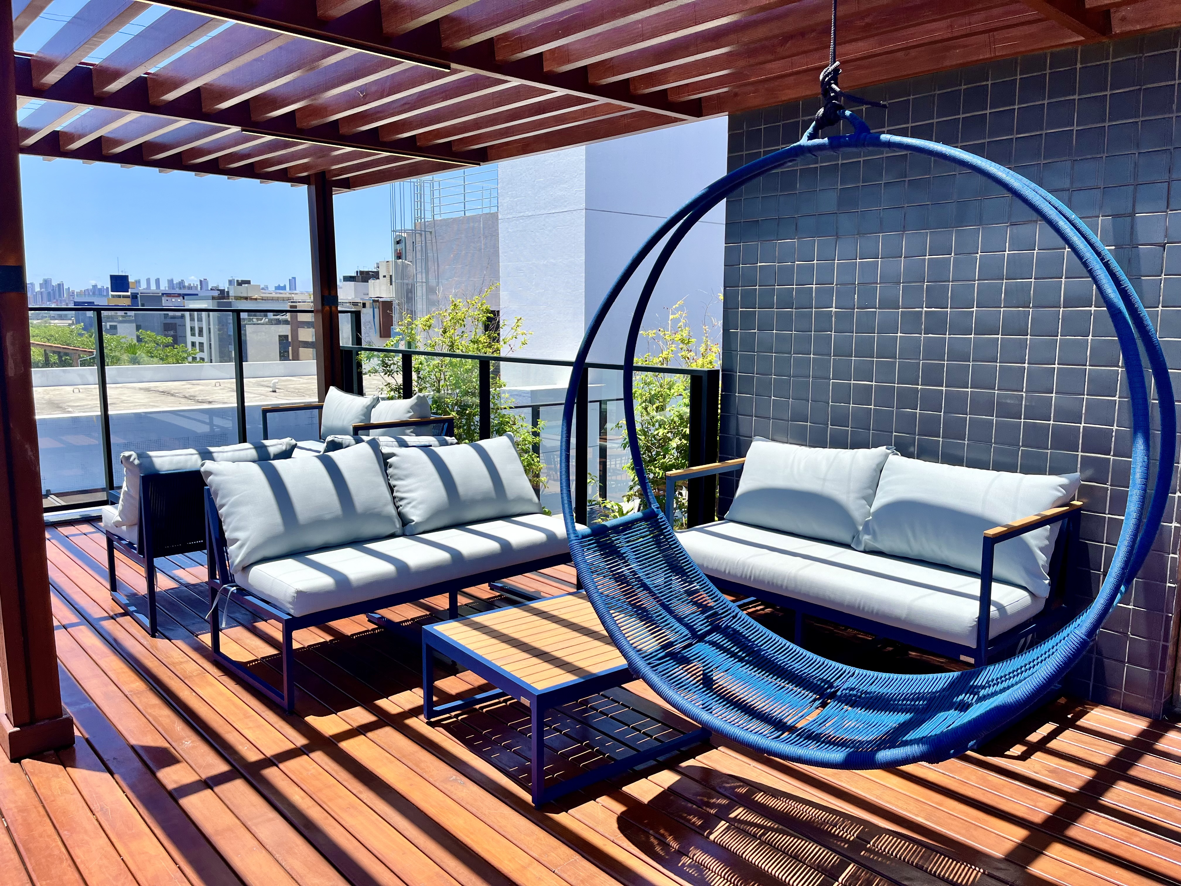 Rooftop com balanço suspenso