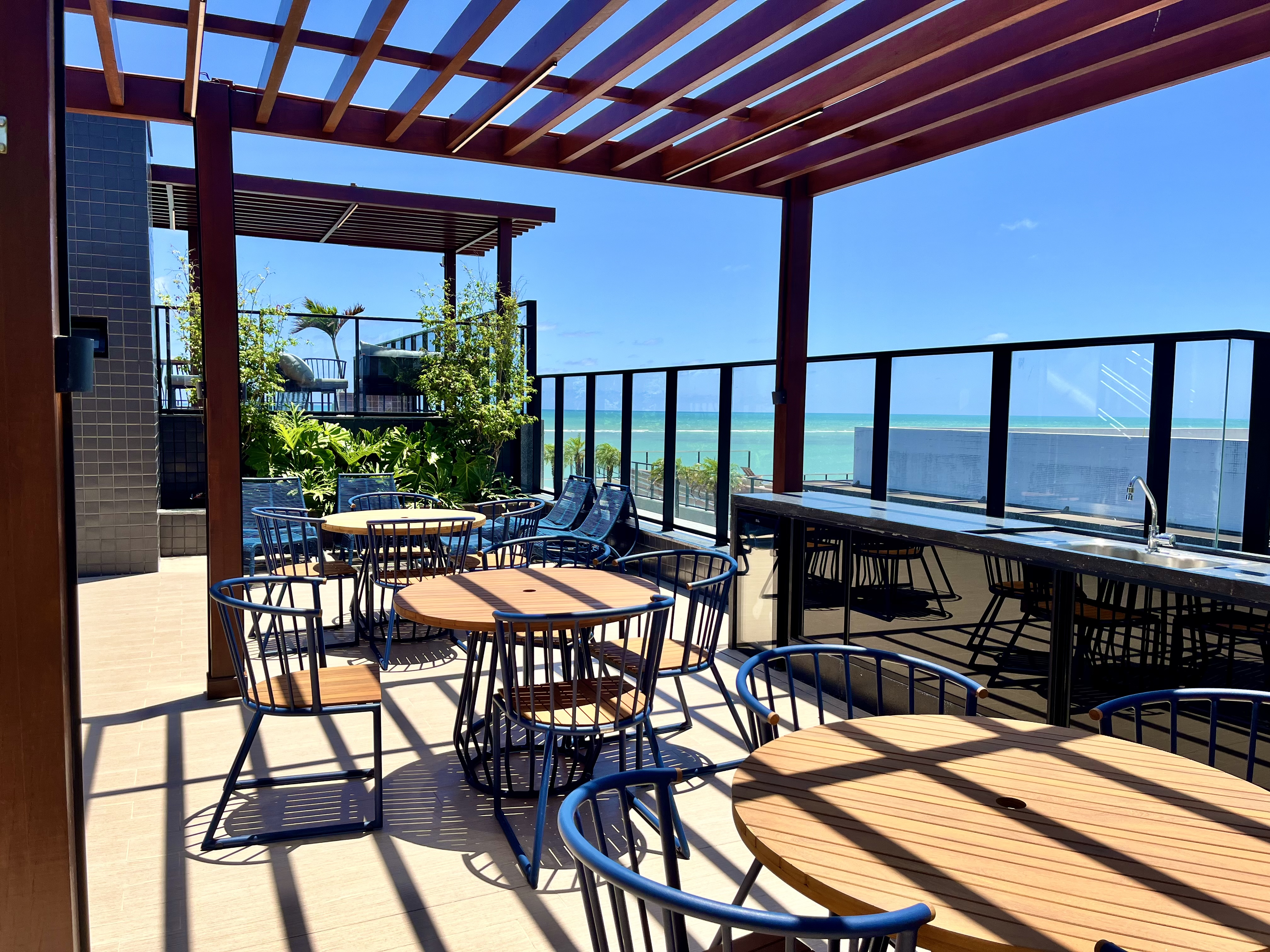 Bar e lounge rooftop com vista mar