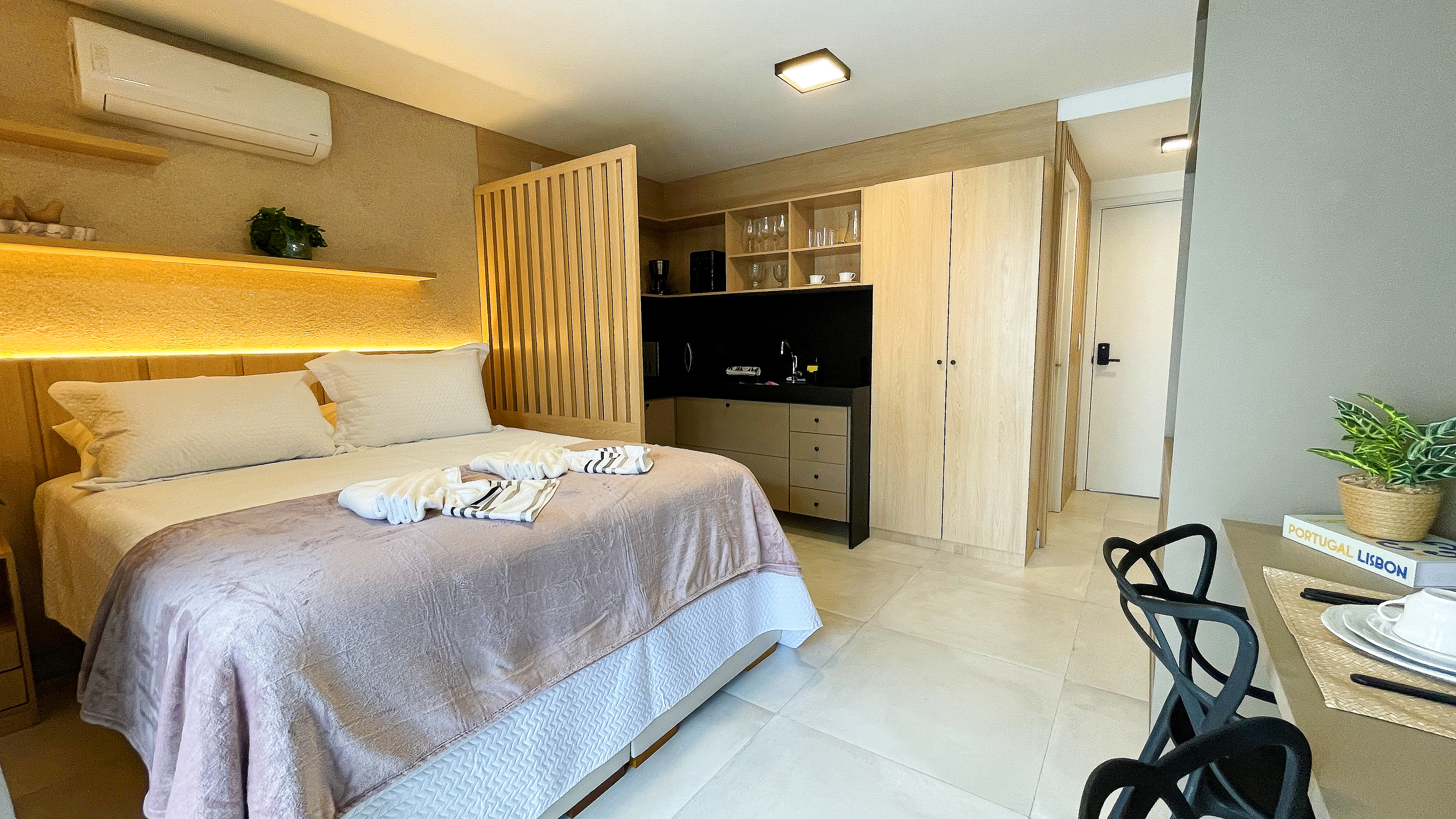 Apartamento amplo com cabeceira em madeira