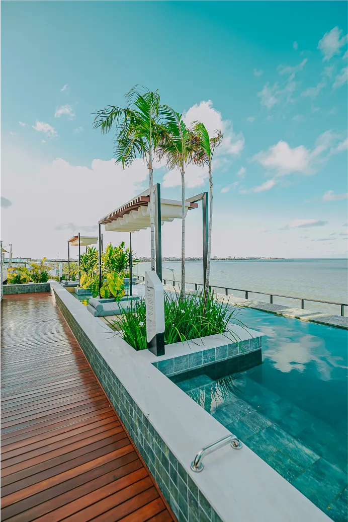 Piscina e decks frente praia