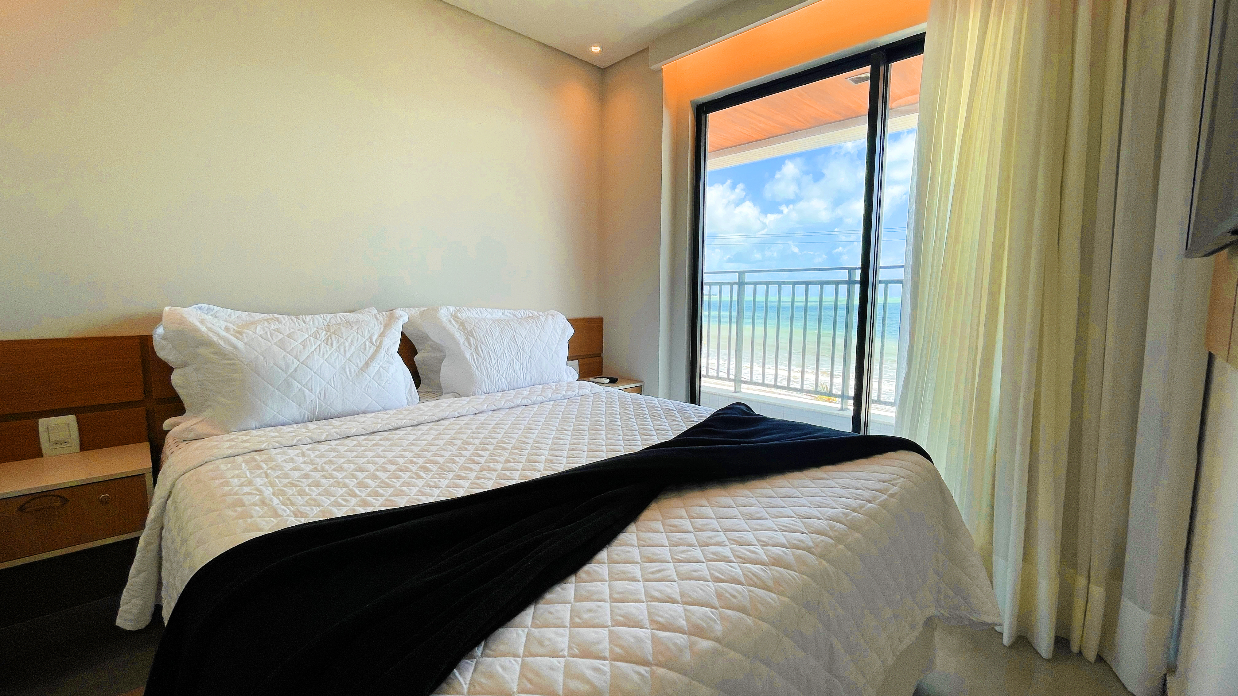 Suíte com cama king e vista mar