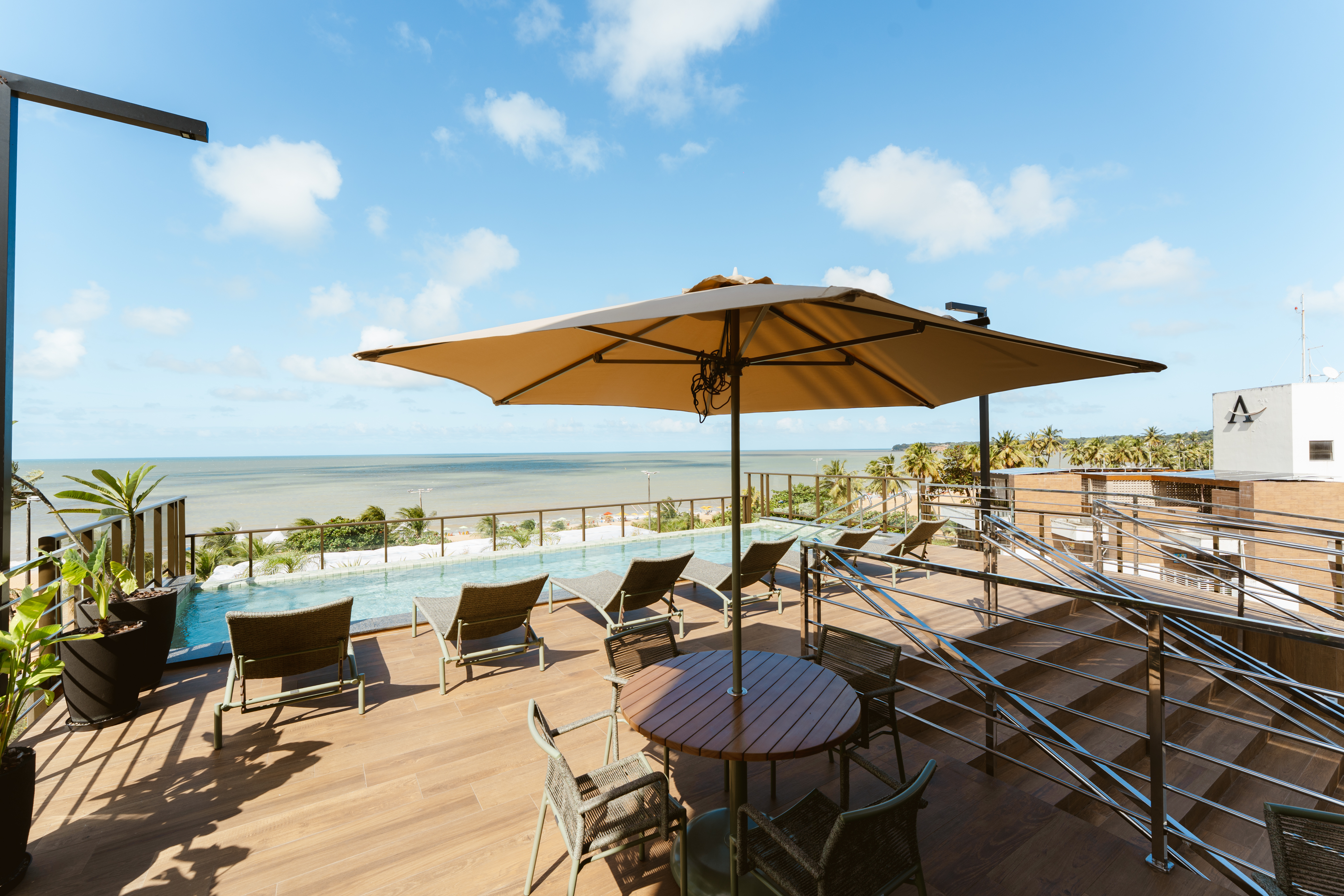Piscina com vista para o mar — Jardins Almare