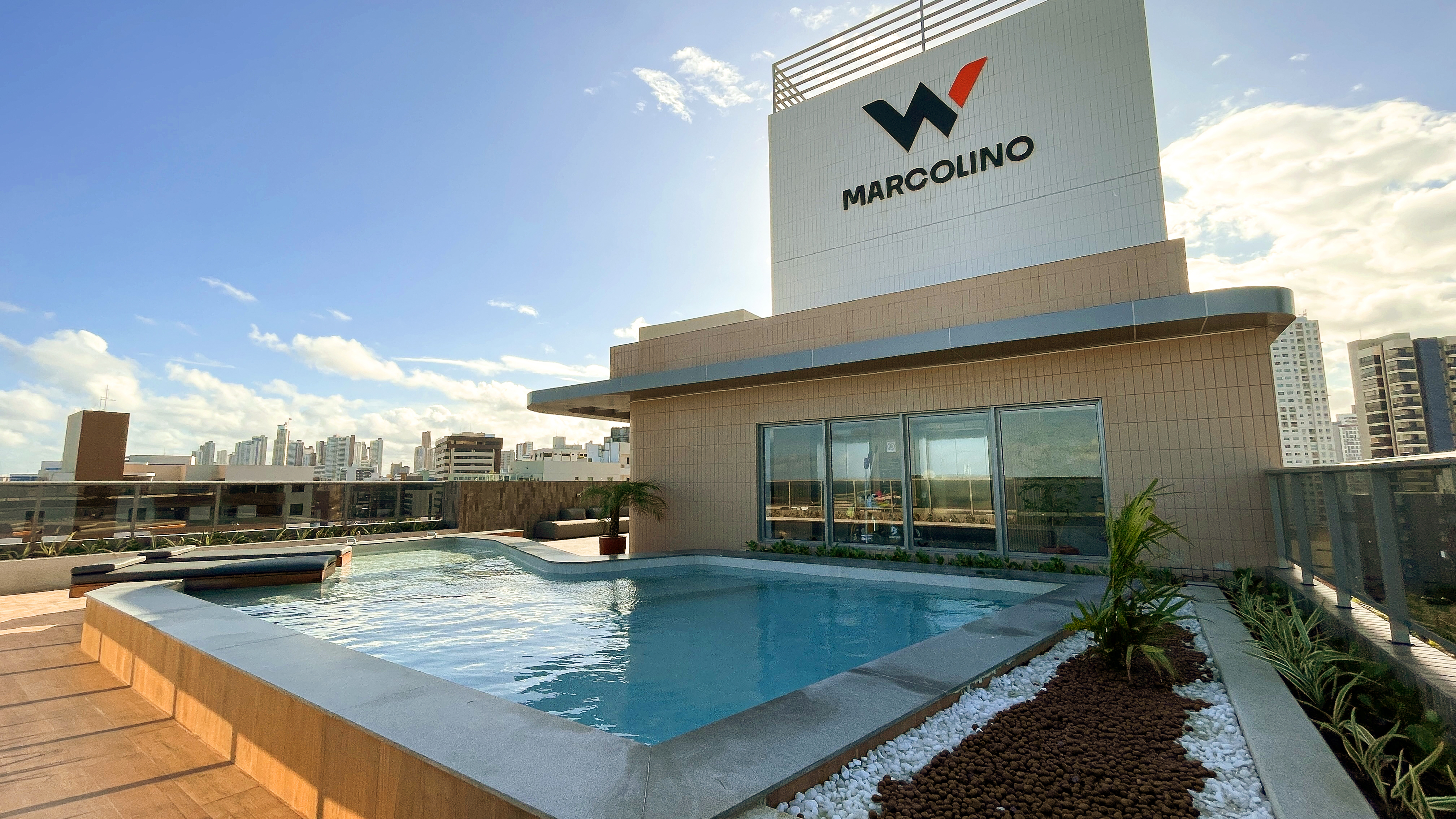 Piscina com letreiro W e skyline da cidade — W Tambaú