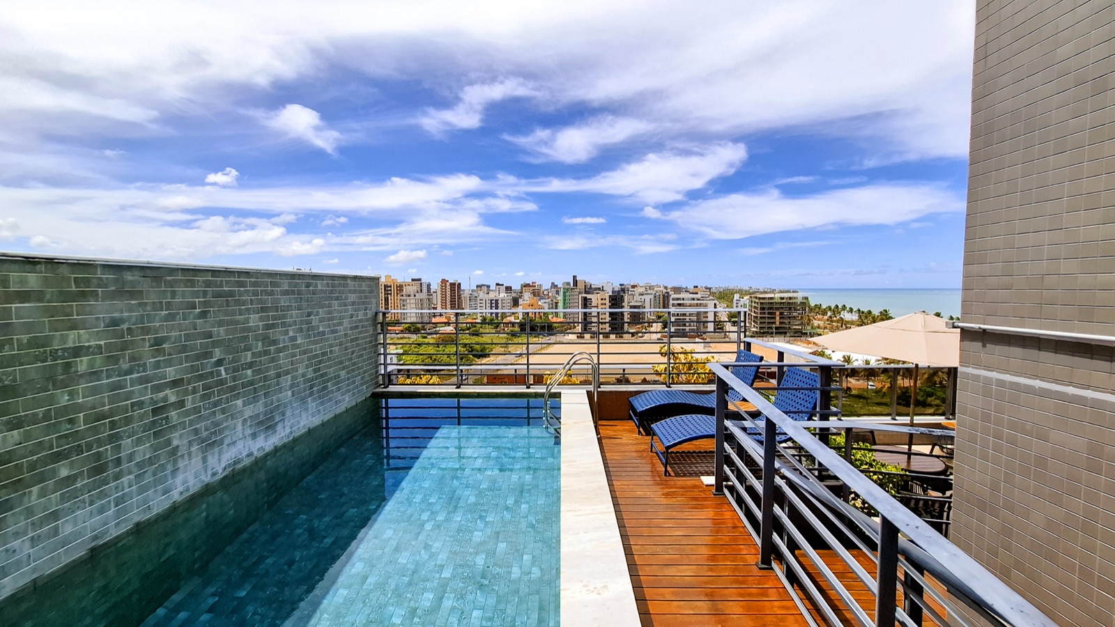 Piscina no rooftop com vista para o mar