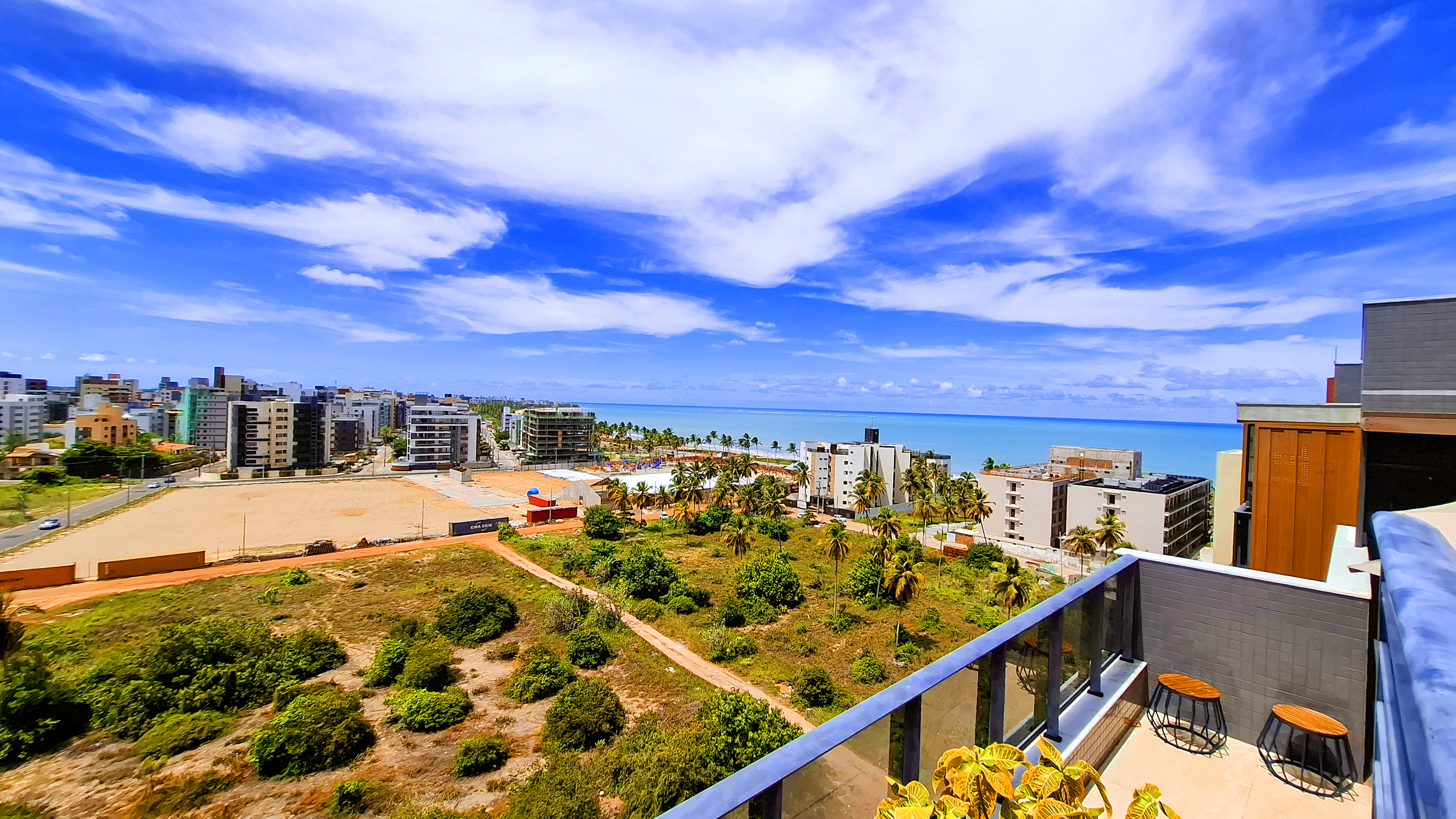 Varanda com vista panorâmica para o mar