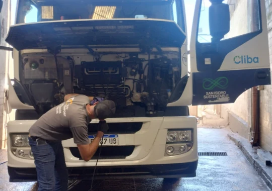 Camión en un trabajo corporativo de climatización