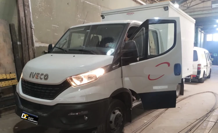 Tablero y salidas de ventilación del climatizador de un vehículo
