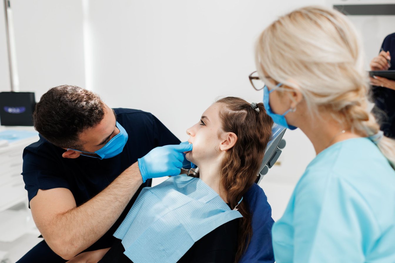 Il medico e il team durante l'intervento