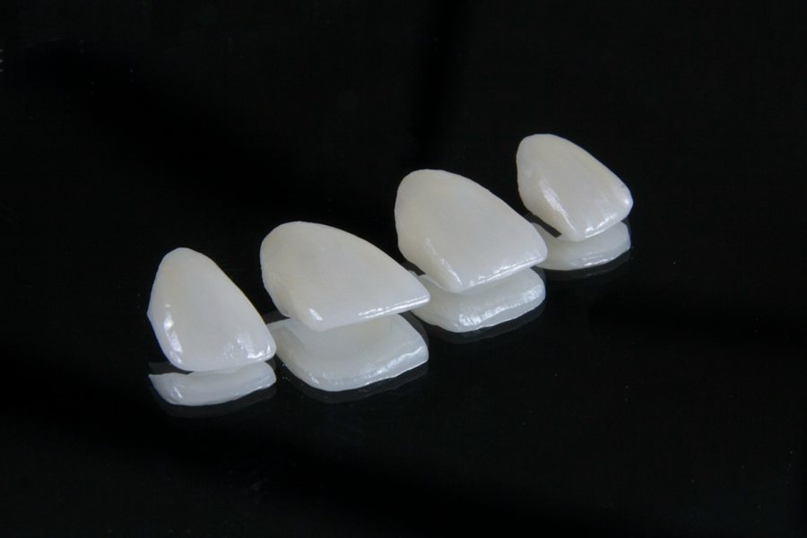 Set di denti in diverse tonalità