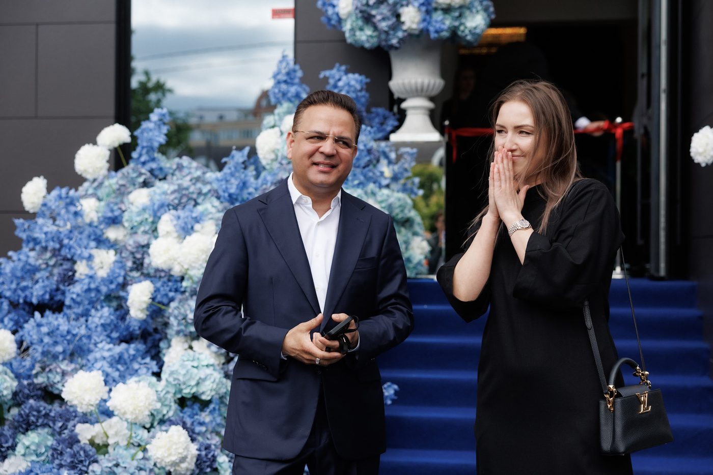Sachin e Tatiana Sachdev davanti all'ingresso