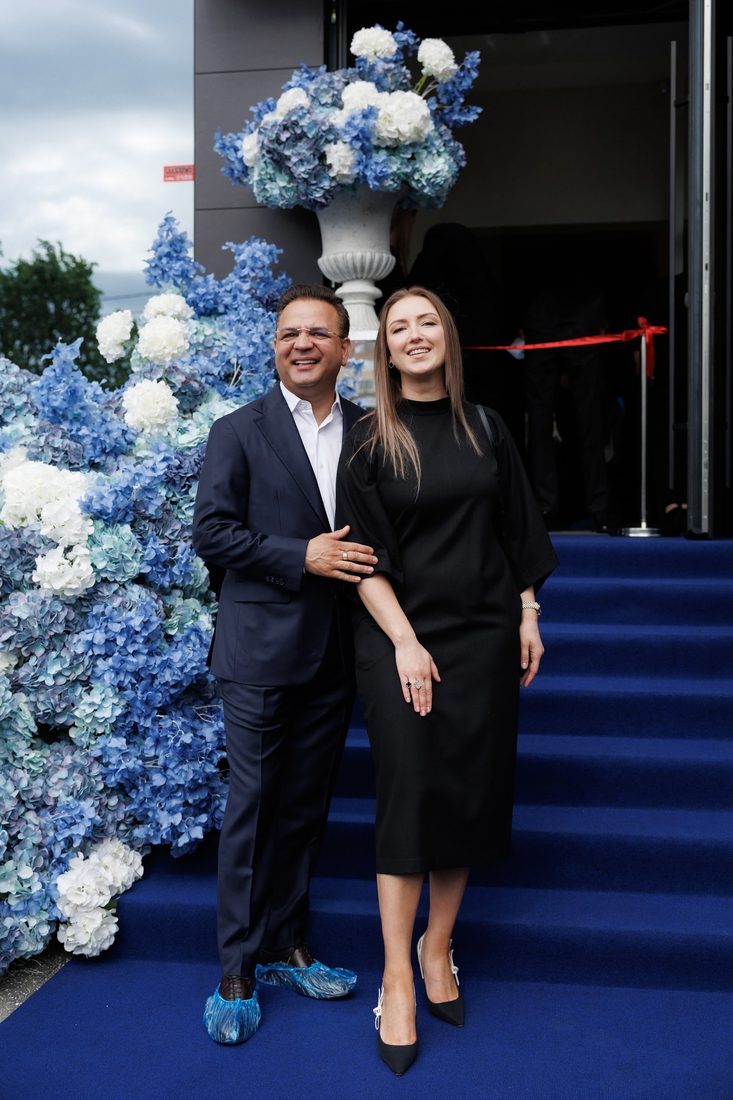 Il Dr. Sachin Sachdev e Tatiana Sachdev all'inaugurazione del nuovo centro Dentus•Dentino