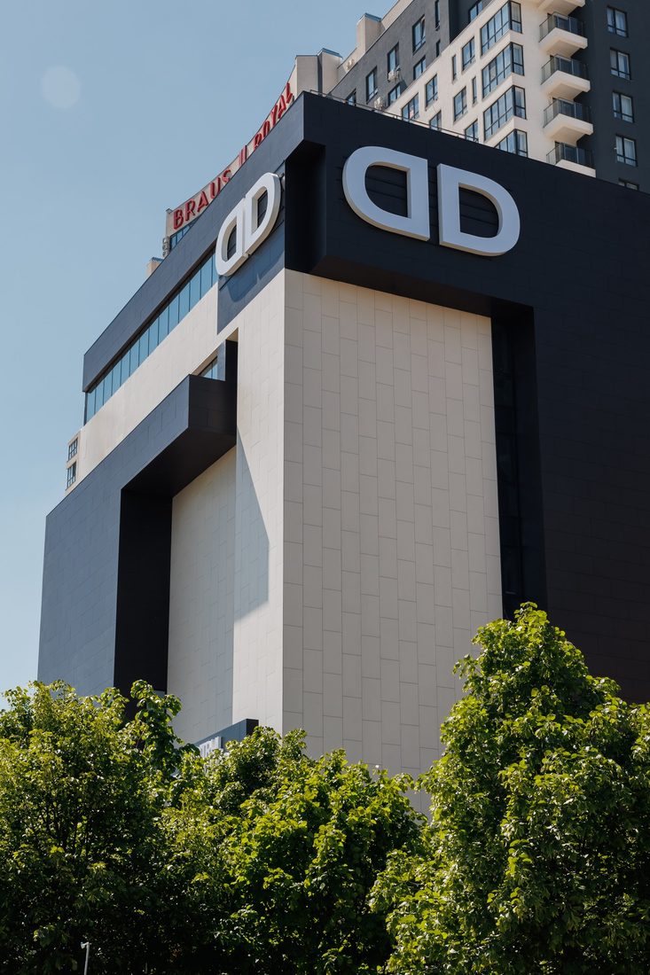 La facciata del centro Dentus•Dentino con il logo DD