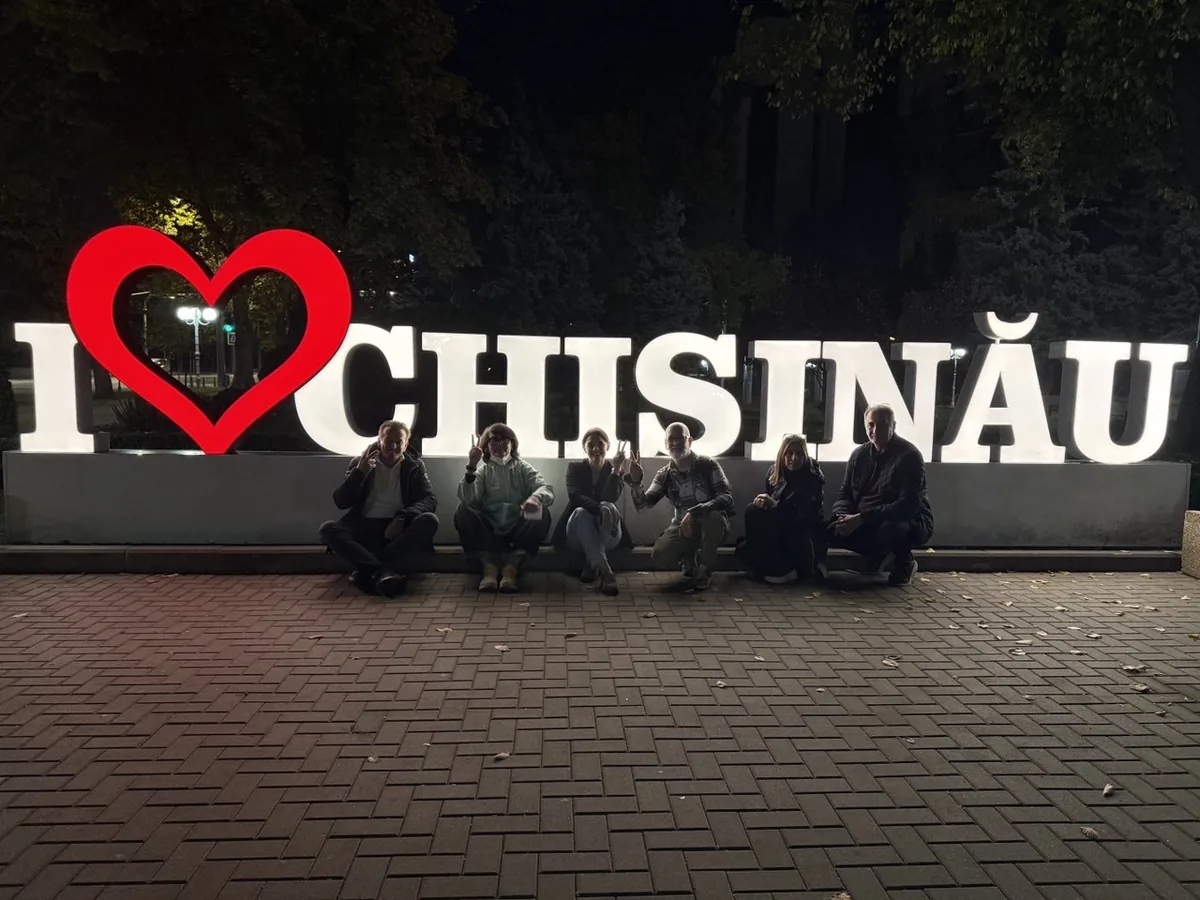 Pazienti davanti alla scritta I love Chișinău di sera