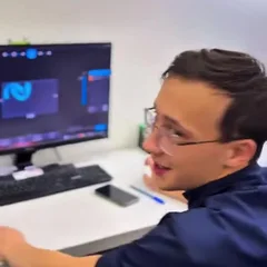 Tehnician OLABS la computer, cu planul digital pe ecran