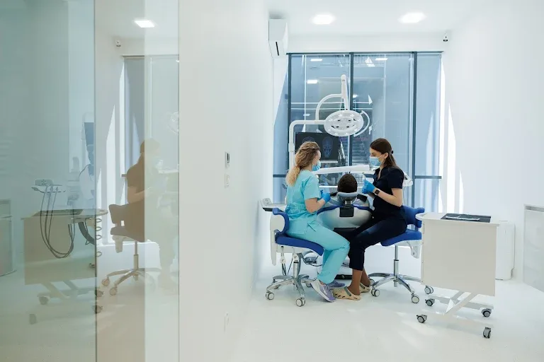 Cabinet și echipă medicală la Dentus Dentino