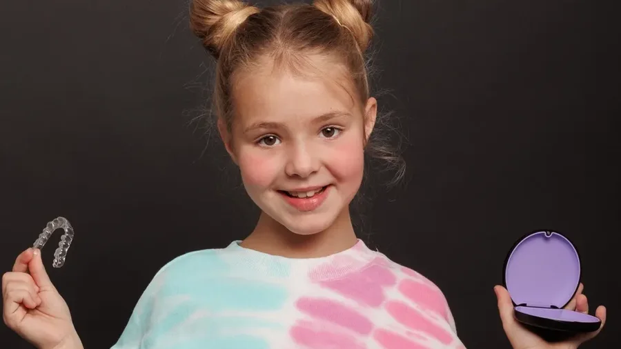 Fetiță cu gutiera OLA Kids și cutia de purtat