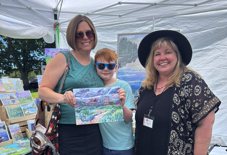 Artist Elizabeth Van Tassel with a family that loved Sedona as their family trip and was excited to get art that embraced it well.