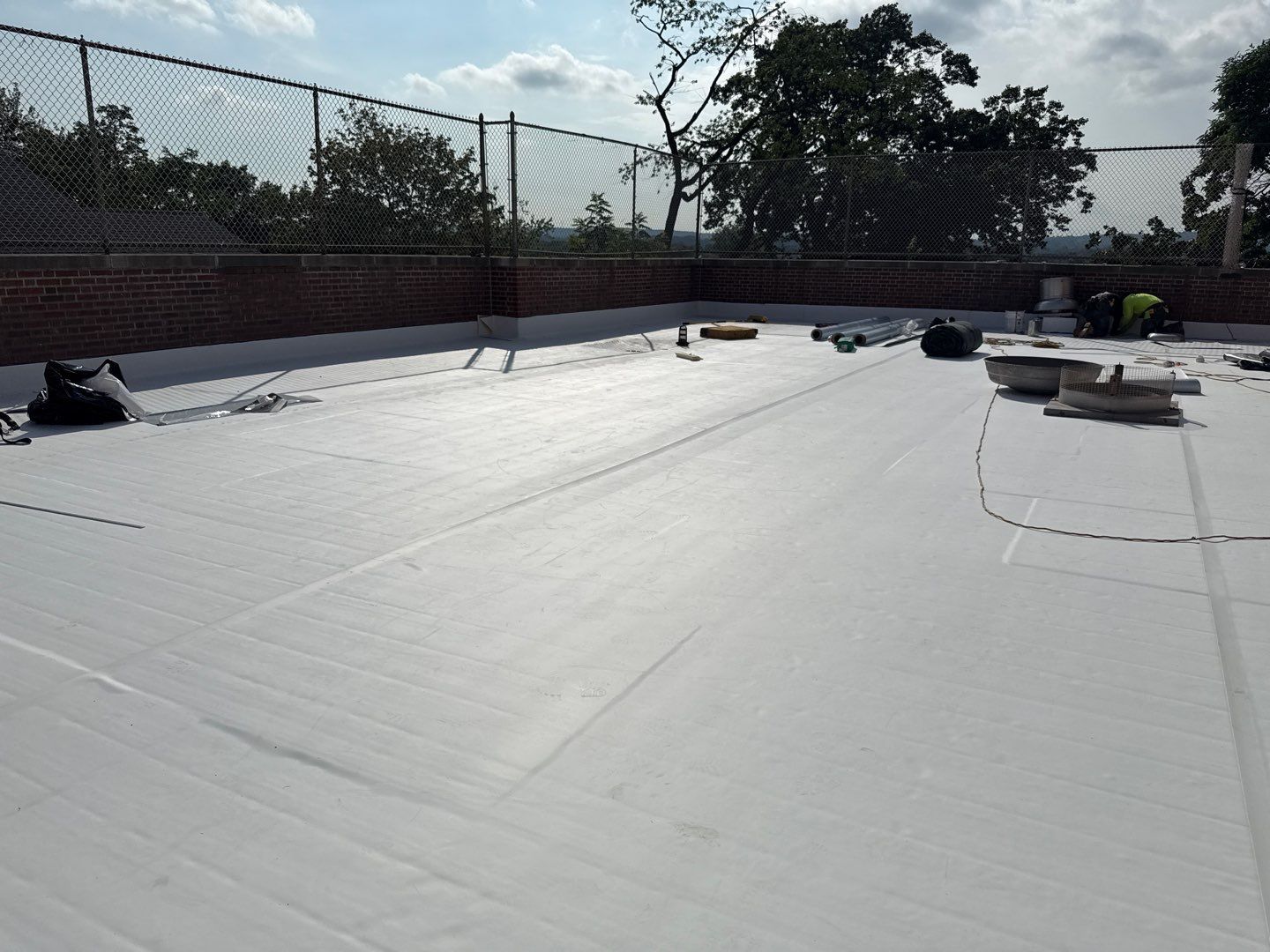 Commercial flat roof with a single-ply roofing membrane