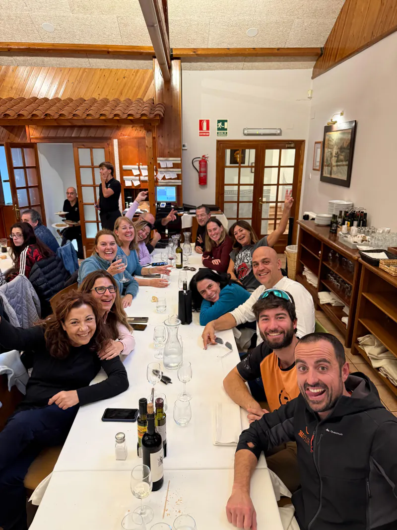 Comida de despedida entre singles después de un fin de semana de rutas