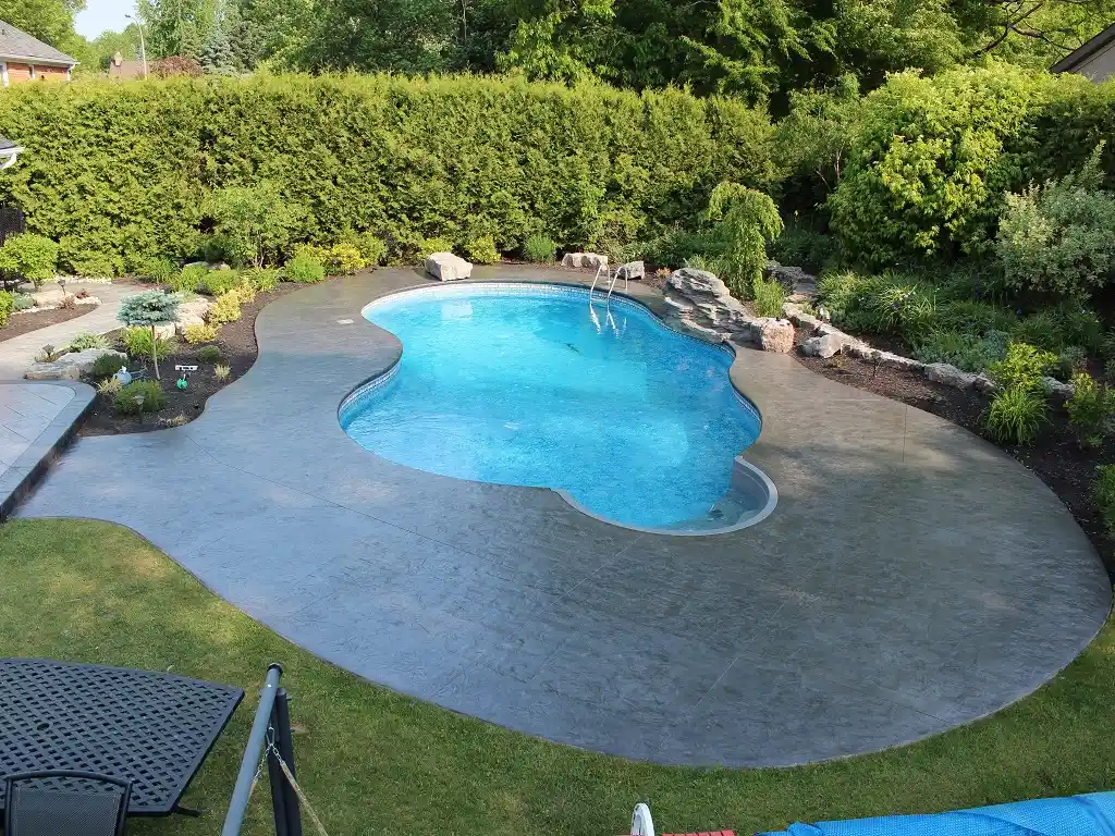 Concrete pool deck by SCP Stamped Concrete Pros Inc.