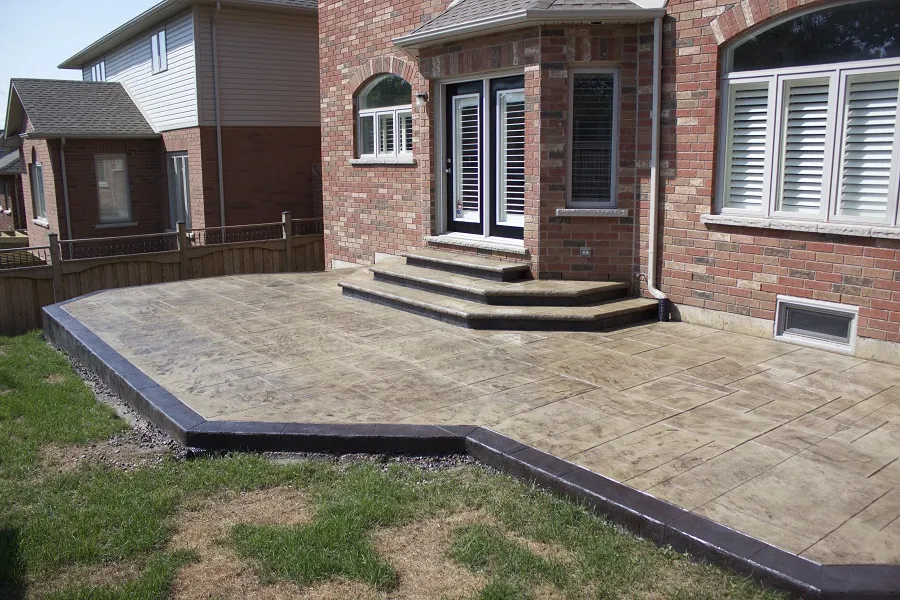 Stamped concrete patio and outdoor living space by SCP Stamped Concrete Pros Inc.
