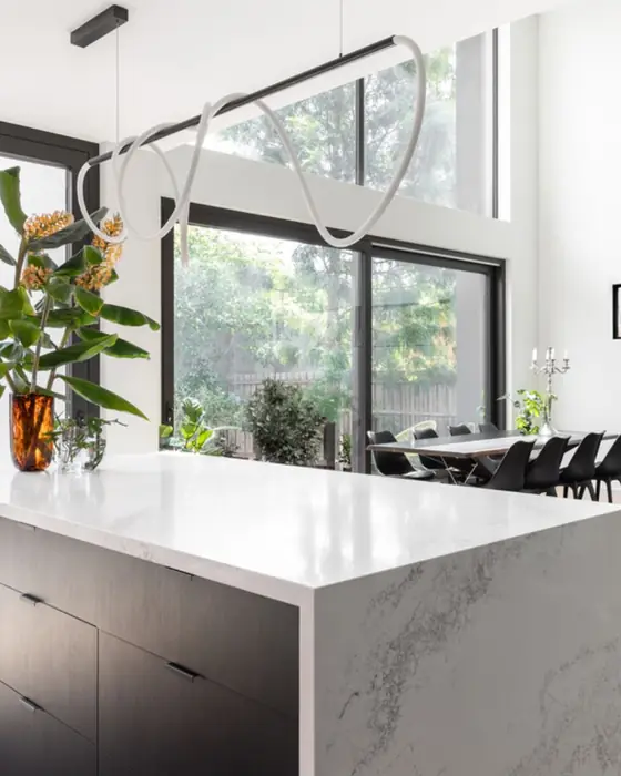 Cocina con ventanas y puerta corrediza de marco negro
