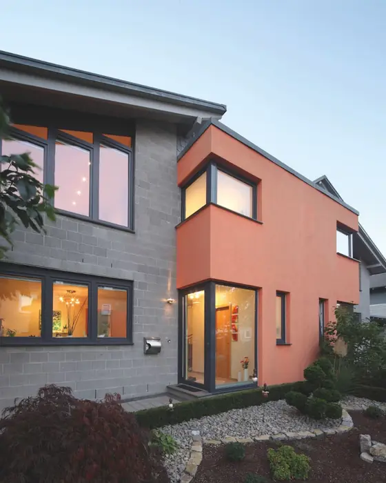 Fachada con ventanas de PVC gris oscuro