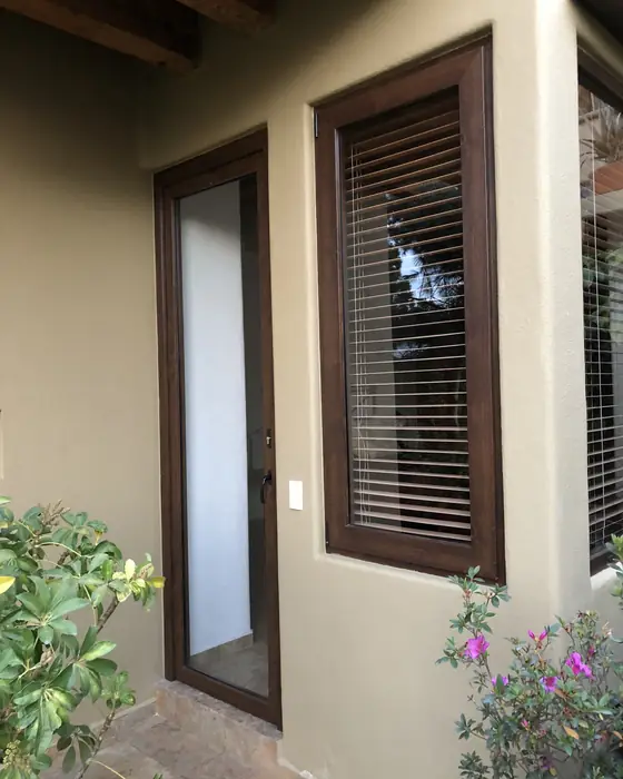 Puerta y ventana de PVC color nogal