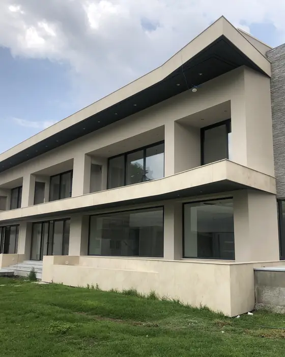 Casa moderna con ventanas y puertas de marco negro