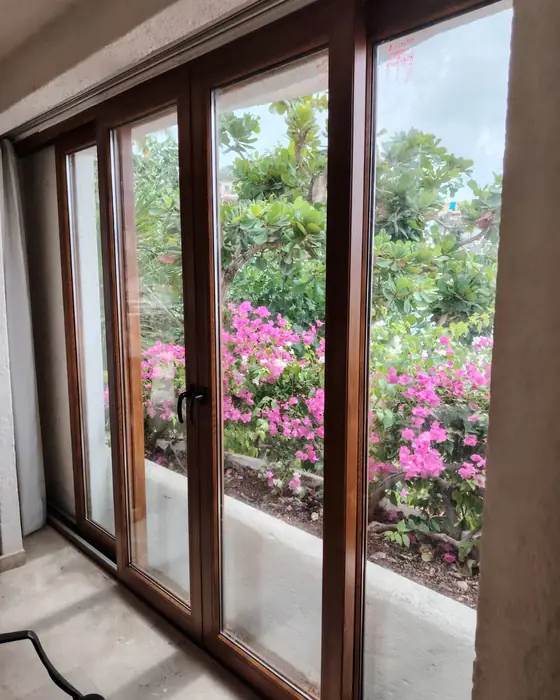 Puertas de PVC con textura de madera hacia el jardín