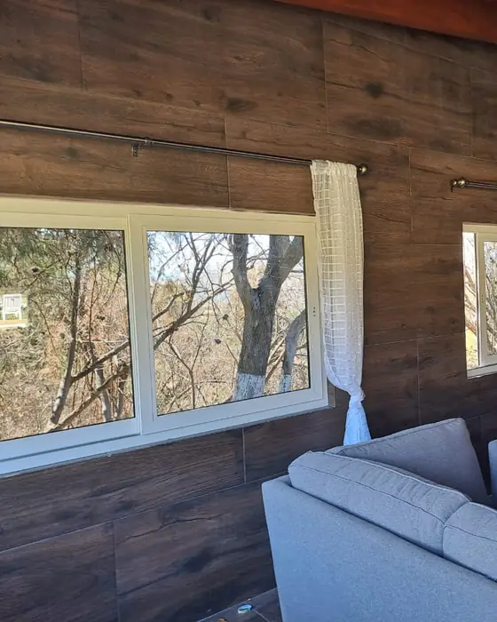 Instalación de ventanas corredizas de PVC blanco en sala