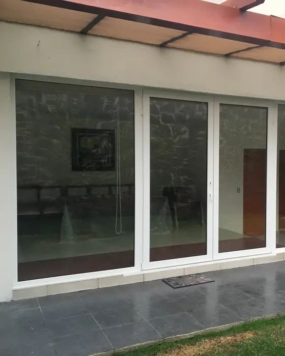 Ventanal y puerta de PVC blanco hacia la terraza