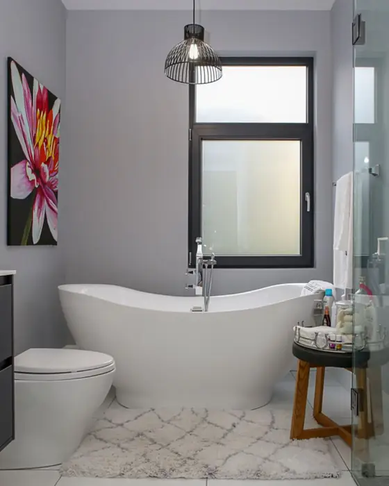 Baño con cancel de cristal templado y ventana de marco negro